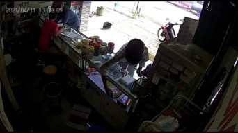 Hendak Beli Voucher, Sosok Misterius Ini Malah Garong Sebundel Voucher Pulsa Senilai Rp 3,5 Juta