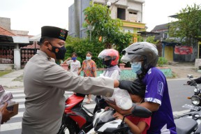 Hari Pertama Puasa, Polres Bojonegoro Sebar Manfaat dengan Bagi-bagi Takjil