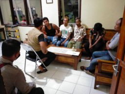 Nginap di Rumah Perangkat Perempuan,  Kades Pucanglaban Tulungagung Digerebek Warganya