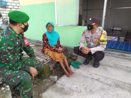 Bhabinkamtibmas dan Babinsa di Gresik Sisihkan Gaji Bantu Lansia yang Hidup Sebatang Kara