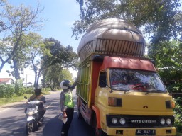 Di Ponorogo Marak Kendaraan Bawa Muatan Overload
