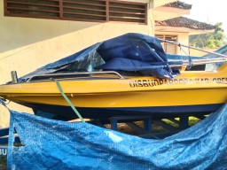 Warga Bawean Pertanyakan Perahu Wisata Yang Dibiarkan Mangkrak