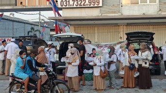 PIRA Gresik Bagikan Ribuan Paket Takjil On The Road