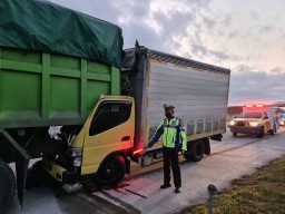 Serudukan Truk Tronton vs Truk Box di Tol Ngawi, 1 Orang Tewas