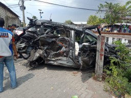 Mobil Wuling Disambar Kereta di Surabaya Ringsek, Satu Orang Tewas