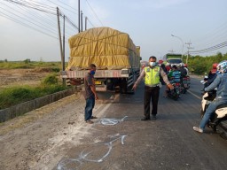 Tabrak Bokong Truk, Pasutri Asal Bungah Meregang Nyawa di Jalan