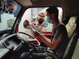 Gencar Lakukan Sosialisasi Larangan Mudik Lebaran, Satlantas Polres Bojonegoro Sasar Sopir dan Pemotor
