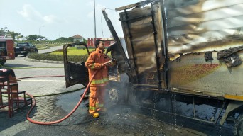 Sepeda Motor Terbakar Usai Ditabrak Truk Box, Satu Tewas