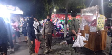 Tak Hanya Tegur Pelanggar Prokes, Satpol PP Magetan Juga Punguti Sampah