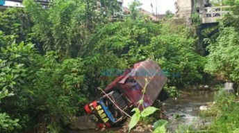 Disundul Truk Tronton, Truk Boks Terjun Bebas ke Sungai di Purwodadi Pasuruan