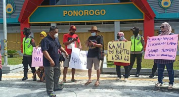 Diduga Ada Jual Beli Lapak Pasar Legi Ponorogo, Pedagang Demo Kantor Bupati