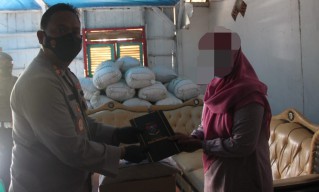 Keluarga Terduga Teroris Asal Bojonegoro Terima Bantuan dari Kapolres