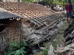 Rumah Lapuk di Menganti Roboh, Warganet Kaitkan dengan Gempa