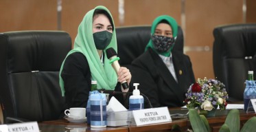 Fokus Puasa, Arumi Bachsin Liburkan Senam Emak-emak di Jatim