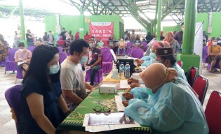 Vaksinasi di Sidoarjo, Sebanyak 1.200 Pedagang Pasar Porong Jalani Penyuntikkan