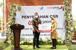 Bank Jatim Serahkan Bantuan Tata Taman Banteng ke Pemkot Mojokerto