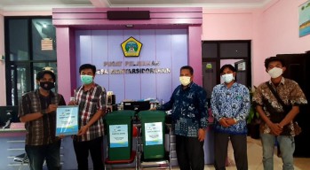 Peduli Lingkungan PGN SAKA Bagikan Bak Sampah dan Alat Press Sampah