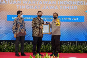 Tuntaskan Berbagai Kasus, Kapolresta Sidoarjo Dapat Penghargaan dari PWI Jatim