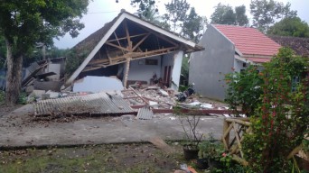 Gempa 6,7 SR Malang Juga Menggoyang Warga Gresik