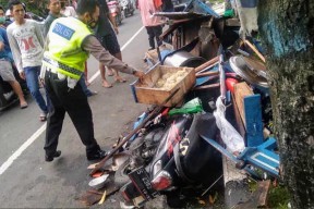 Bakul Mie Ayam dan Pembelinya Diangkut ke RS Akibat Ciuman Maut Elf Lamongan