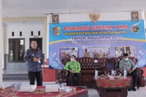 Bupati Jember Bagikan Sertifikat Kepada Warganya