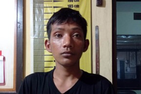 Pemuda Pasuruan  Ini Hobi 'Makan' Rel Kereta Lori