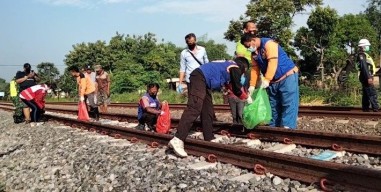 Ngeriiii.... Potongan Tangan, Kaki, dan Badan Berserakan di Pinggir Rel KA Trowulan