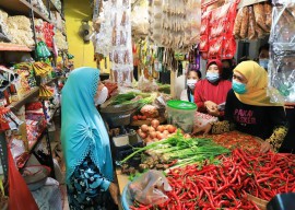 Blusukan ke Pasar Sidoharjo Lamongan, Gubernur Khofifah Pastikan Stok Sembako Jelang Ramadan Aman