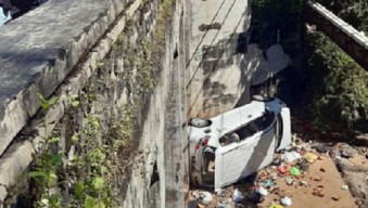 Sopir Ngantuk, Ertiga Putih Nyebur Jurang di Leces Probolinggo