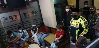 Yang Lain Tadarus, 5 Pasangan Ini Malah Terjaring Razia Aparat di Mojokerto Mesum di Kos