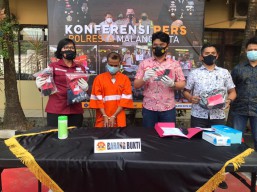 Pengamen Malang Ini Bobol Dua Alfamart, Hasilnya Untuk Kencani PSK Tretes