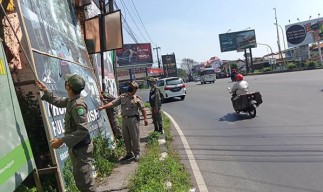 Puluhan Reklame Bodong dan Kadaluarsa Dibantol Satpol PP Pasuruan