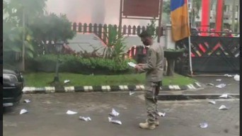 Rumah Dinas Wali Kota Malang Dilempari Kertas dan Nyala Api Flare