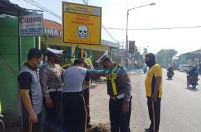 Demi Keselamatan Pengendara, Satlantas Sidoarjo Pasang Rambu Rawan Kecelakaan