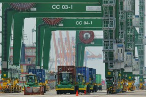 Kunjungan Kapal di Terminal Teluk Lamong Triwulan I/2021 Naik 24,65 Persen