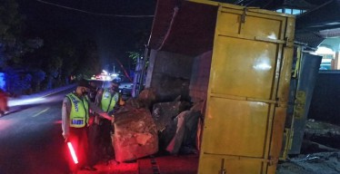 Truk Fuso Muat Batu Marmer di Ponorogo Jalan Sendiri, Tabrak Tenda Bazar Ramadan