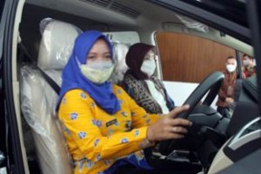 Guru SDN Kraksaan Raih Hadiah Mitsubishi Xpander dari KMG Vanganza Bank Jatim