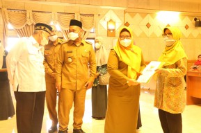 Bupati Gresik Serahkan Jaminan Perlindungan Sosial Kepada 24.532 Orang   
