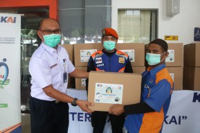 KAI Berikan Bantuan Senilai 328 Juta Rupiah untuk Porter Stasiun