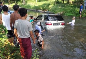 Lebaran, Fortuner Kinyis-Kinyis 'Mandi' di Sungai Pekalen