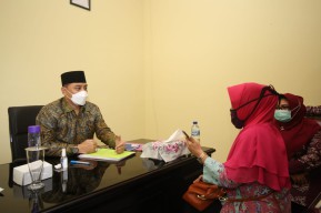 Ngantor di Kelurahan Wonokusumo, Emak-emak Menangis di Depan Wali Kota Eri Cahyadi