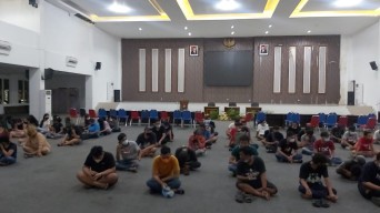 Tempat Karaoke di Pasar Kembang Surabaya Langgar Jam Malam, Puluhan Pengunjung dan Pegawai Diamankan