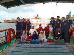 Sejumlah Anak Yatim Gresik Diajari Keselamatan Berlayar Sambil Buka Bersama