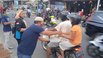 Wartawan Jember Turun Jalan Berbagi Takjil Gratis