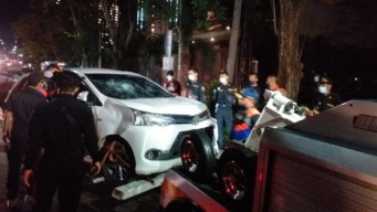 Sopir dan Mobil Avanza Dikepruk Massa Karena Kabur Usai Tabrak Motor di Jalan MERR Surabaya