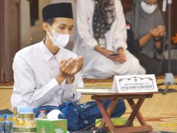 Hafidz Asal Jatim Terpilih Jadi Imam Masjid Besar di UEA, Gubernur Khofifah Berpesan : Kampanyekan Islam Rahmatan Lil Alamin