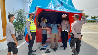 Polres Ngawi Amankan Truk Bermuatan Pemudik Dari Jakarta