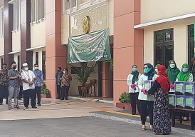 Ringankan Beban Ekonomi Warga Saat Pandemi, PN Bangil Bagikan Ratusan Paket Sembako
