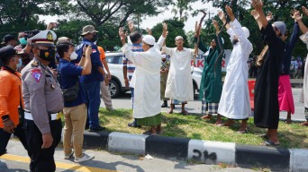 Diminta Putar Balik, Pasukan Jubah Putih Asal Madura Ini Malah Doa Bersama di Jalan