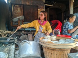 Cerita Penjual Jajanan Tradisional di Tengah Larangan Mudik, Pesimis Dapat Keuntungan